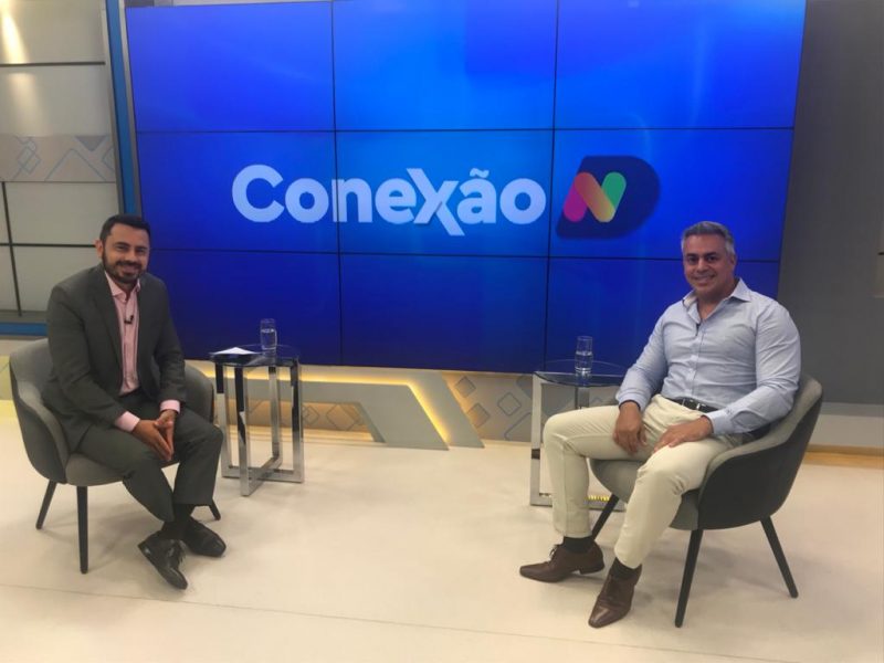 O jornalista Alexandre Mendonça recebe o médico Felipe Bittencourt no Conexão desta quinta (28) – Foto: Reprododução/NDTV