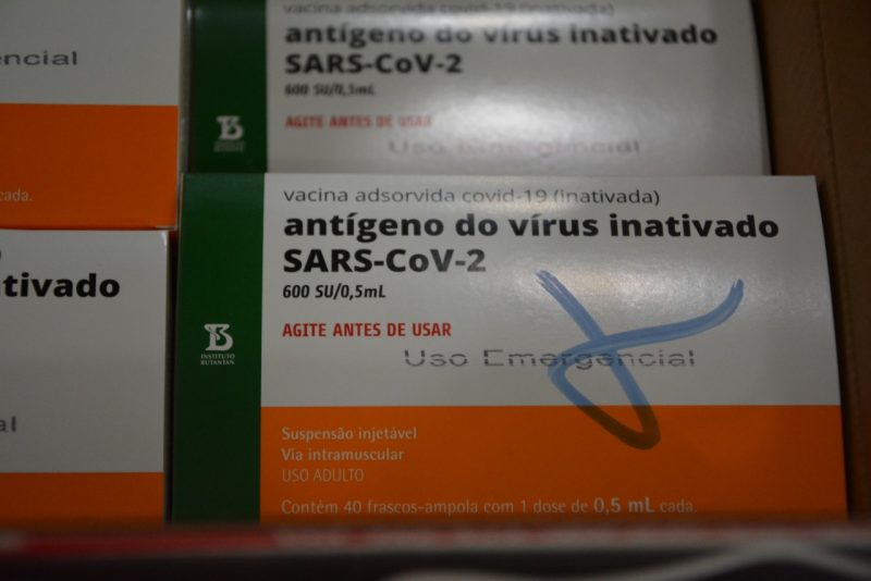 Doses da Coronavac já estão armazenadas na sede da Vigilância Epidemiológica em Blumenau – Foto: Michele Lamin/Prefeitura de Blumenau