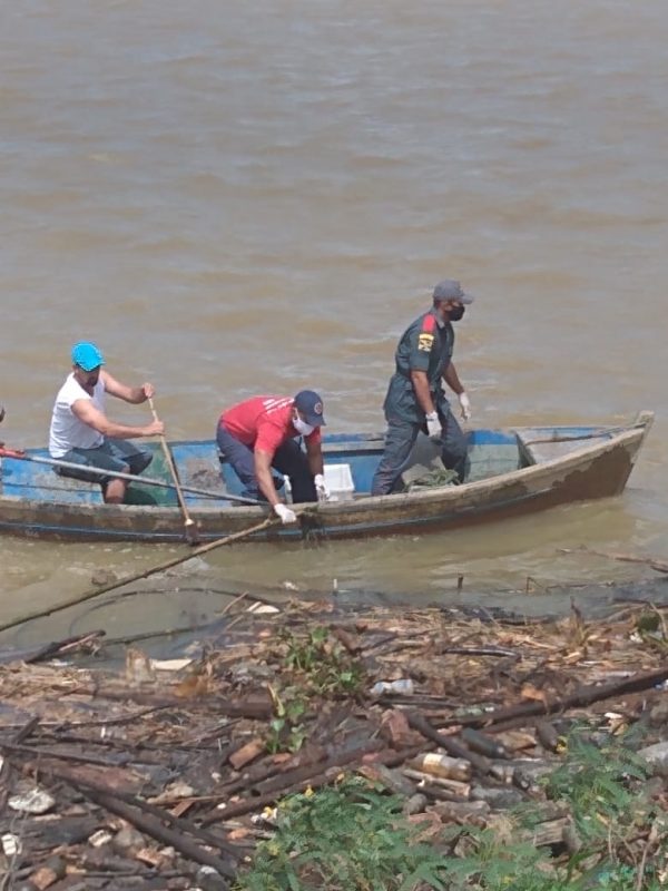 Corpo &eacute; encontrado &agrave;s margens do Rio Itaja&iacute;-A&ccedil;u. – Foto: Corpo de Bombeiros Militar/Divulga&ccedil;&atilde;o
