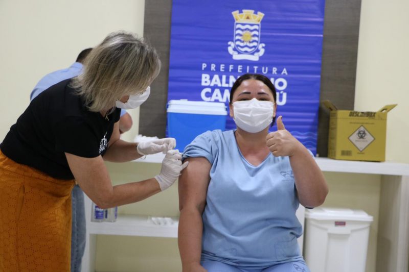 Darlene atua nos serviços gerais da secretaria de saúde de Balneário Camboriú e foi uma das primeiras a ser imunizada – Foto: Secom BC/Divulgação