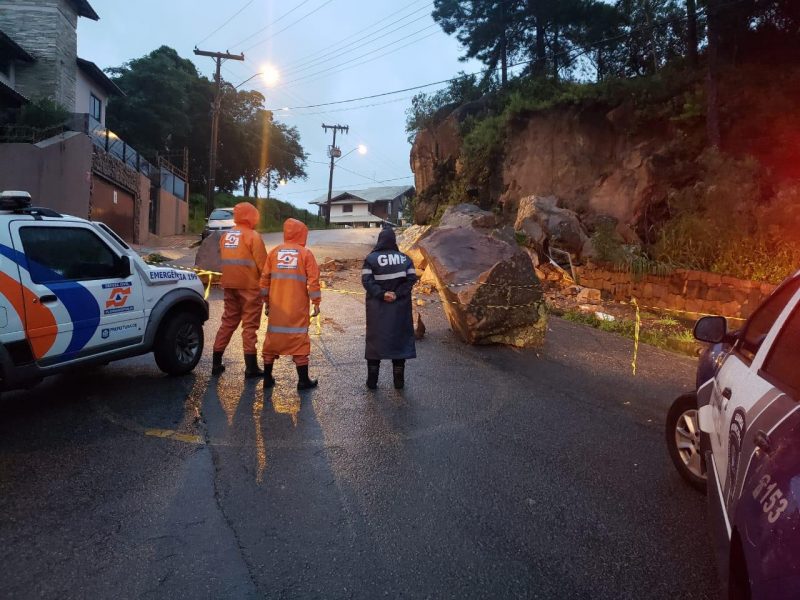 A popula&ccedil;&atilde;o deve ficar atenta para qualquer movimento de terra ou rochas pr&oacute;ximo a resid&ecirc;ncias – Foto: Defesa Civil de Florian&oacute;polis/Divulga&ccedil;&atilde;o/ND