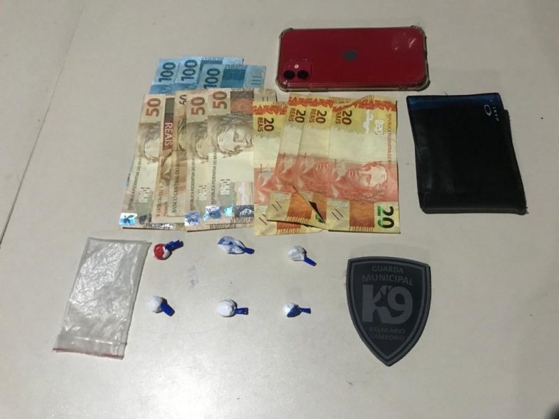 Jovem confessou que fazia a entrega dos entorpecentes a domic&iacute;lio – Foto: Guarda Municipal/Divulga&ccedil;&atilde;o