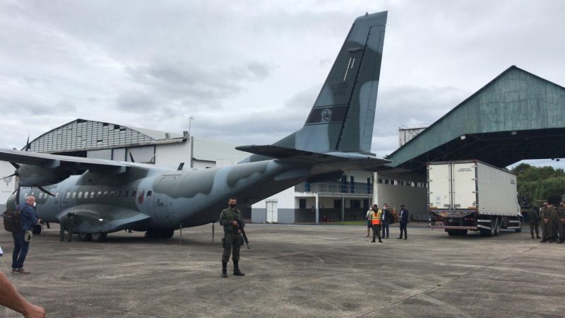avião com vacinas chega em aeroporto em Florianópolis
