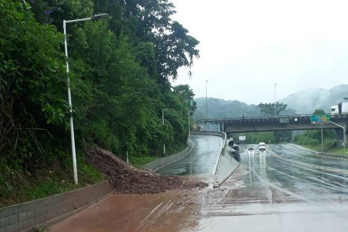 Deslizamento interdita alça do Anel Viário Norte, em Blumenau - Divulgação / GMT Blumenau