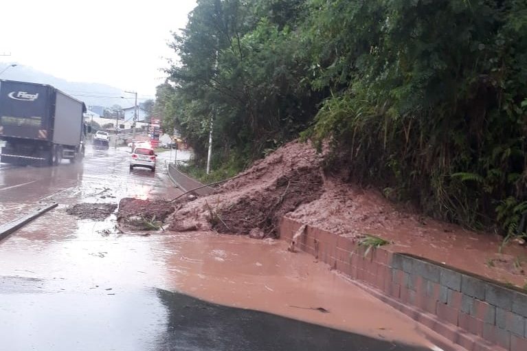 Deslizamento interdita alça do Anel Viário Norte, em Blumenau - Divulgação / GMT Blumenau