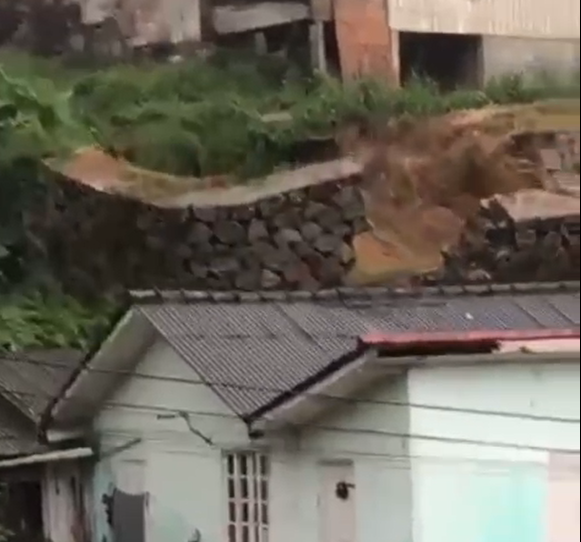 Muro desabou devido as chuvas no Saco dos Limões – Foto: Reprodução/Redes Sociais