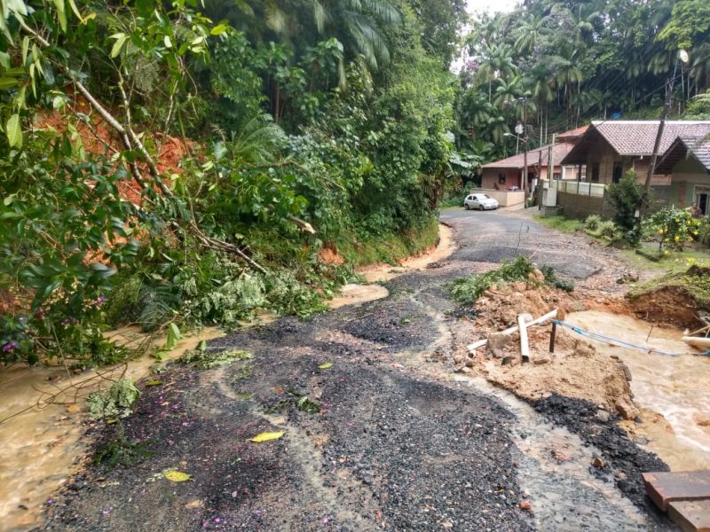 A Defesa Civil de Blumenau j&aacute; registrou 274 ocorr&ecirc;ncias por conta das chuvas que caem na cidade desde o domingo (17). Na imagem, ocorr&ecirc;ncia na rua S&atilde;o Boaventura, no bairro Progresso – Foto: Divulga&ccedil;&atilde;o/Prefeitura de Blumenau