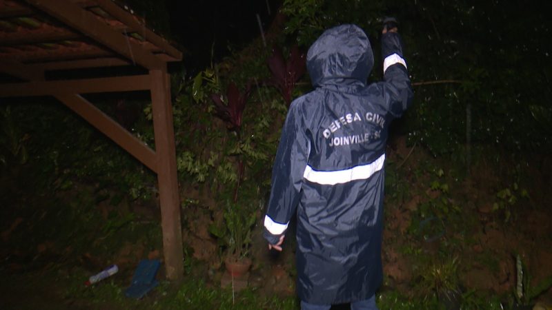 Segundo bombeiros, cerca de um metro de terra teria deslizado pr&oacute;ximo &agrave; casa – Foto: Ricardo Alves/NDTV