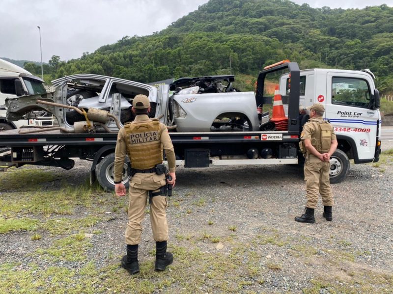Pelo menos três veículos foram encontrados no desmanche em Penha – Foto: Polícia Militar/Divulgação
