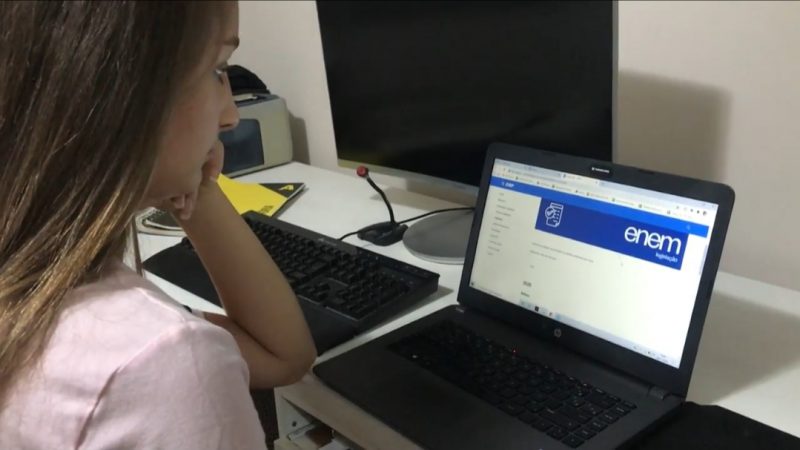 Estudante olha para a tela do computador com a página do Enem aberta