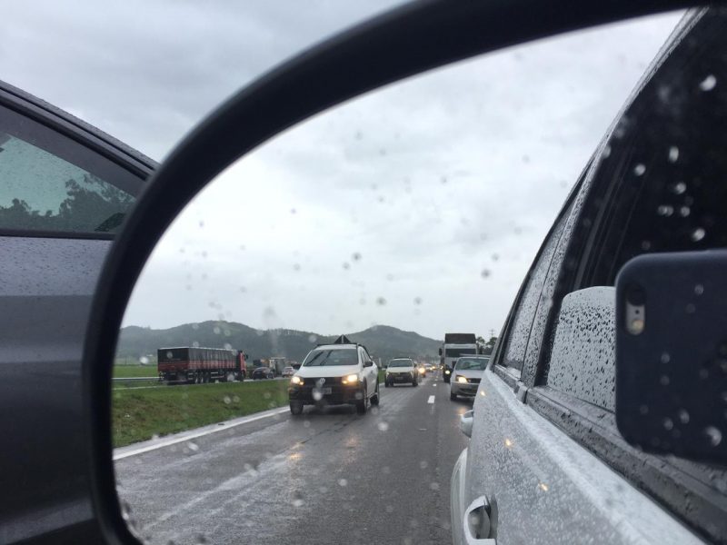 Filas no trecho Sul da BR-101, sentido Norte, chegaram a bater em cinco quil&ocirc;metros de reten&ccedil;&atilde;o – Foto: Diogo de Souza/ND