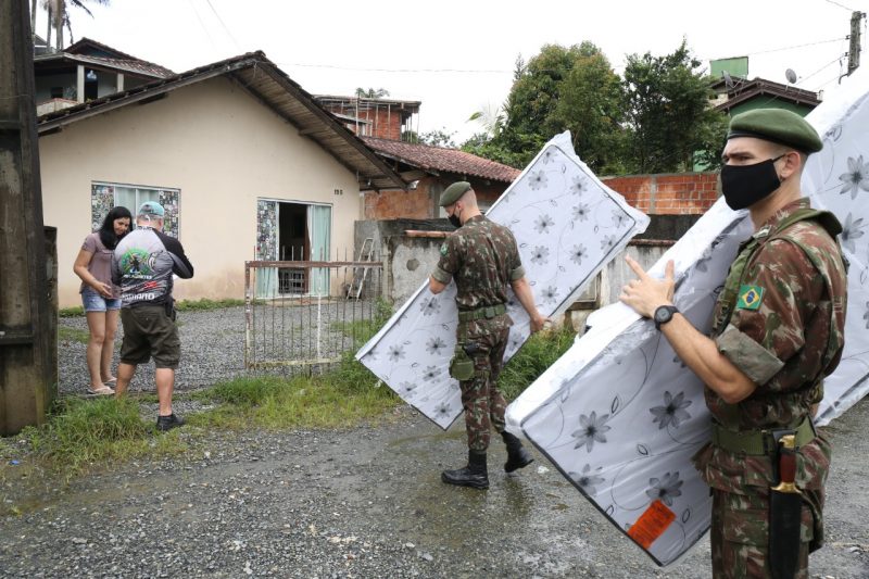 Militares do 62º Batalhão de Infantaria ajudaram na distribuição das doações – Foto: Rogério da Silva/Prefeitura de Joinville
