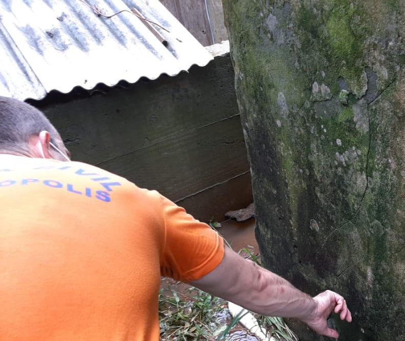Técnicos da Defesa Civil encontraram rachaduras nos imóveis interditados