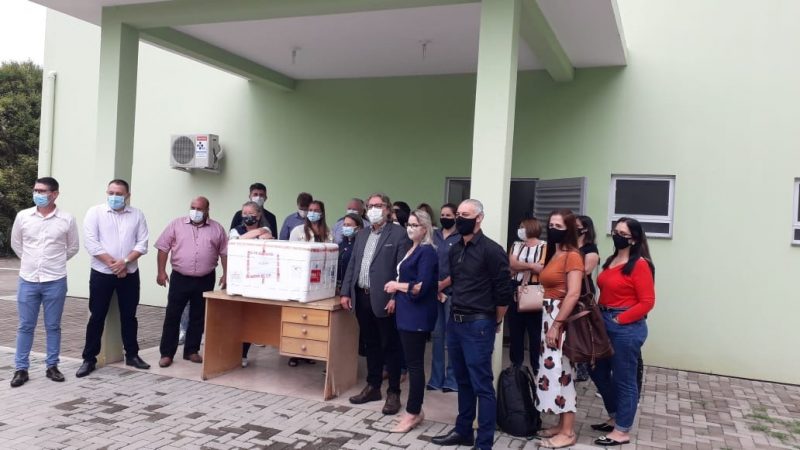 Equipe de Saúde de Caçador foi buscar as caixas com as vacinas no município de Videira – Foto: Assessoria de Imprensa/Divulgação