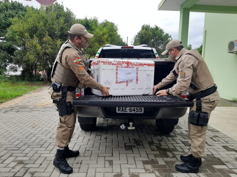 Polícia Militar auxiliou no transporte das vacinas de Videira a Caçador – Foto: Assessoria de Imprensa/Divulgação