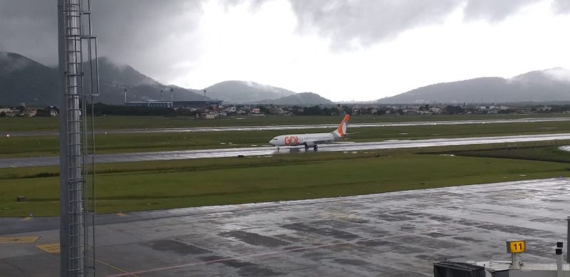 Vacinas chegaram em Florian&oacute;polis por volta das 8h44 – Foto: Cristiano Rigo Dalcin/ND