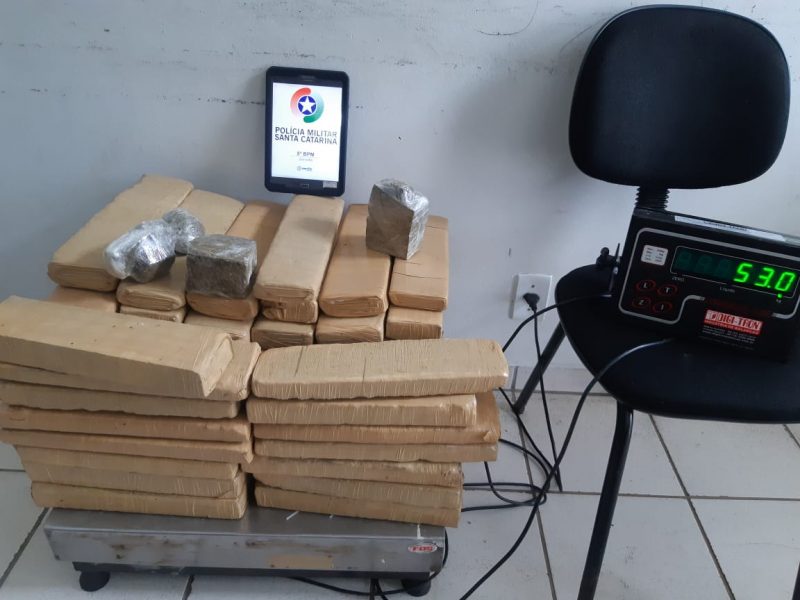 53 kg de droga foram encontrados no terreno abandonado – Foto: PM/Divulgação/ND