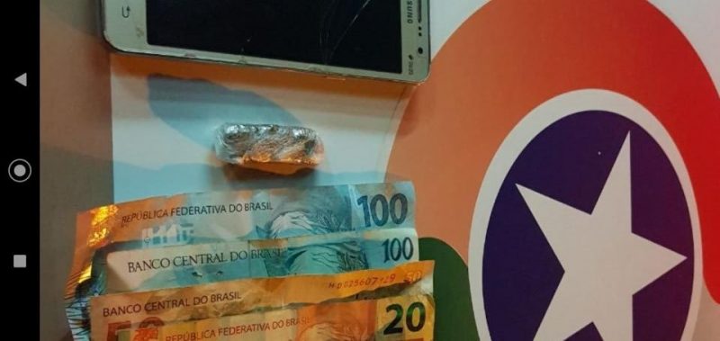 Homem capotou carro ao tentar fugir da pol&iacute;cia no interior de Pinhalzinho – Foto: PMSC/Divulga&ccedil;&atilde;o/ND