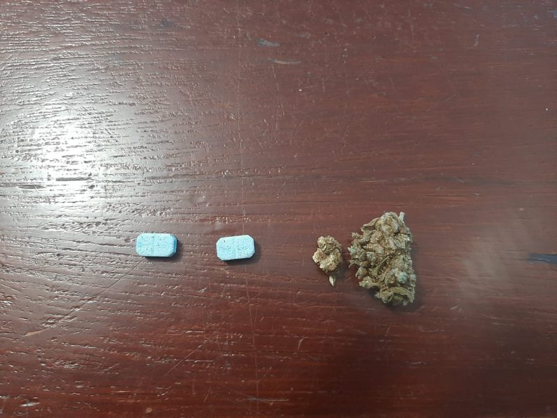 Com os tr&ecirc;s foram encontradas uma por&ccedil;&atilde;o de maconha e comprimidos de ecstasy – Foto: Guarda Municipal/ND