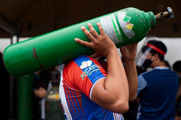 Manaus enfrenta uma crise na sa&uacute;de desde o in&iacute;cio do m&ecirc;s por conta da falta de oxig&ecirc;nio para pacientes diagnosticados com o novo coronav&iacute;rus – Foto: HUGO BARRETO/METR&Oacute;POLES
