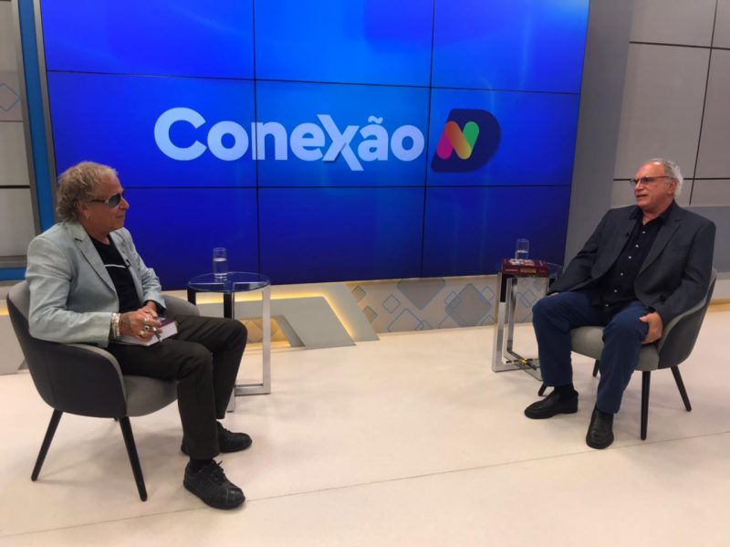 O colunista Cacau Menezes recebe o oncologista Luiz Alberto Silveira – Foto: Reprodu&ccedil;&atilde;o/NDTV