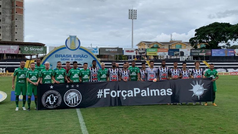 Jogadores de Operário e Chapecoense homenagearam as vítimas da tragédia com o avião da delegação do Palmas, que teve uma pane e vitimou, pelo menos, seis pessoas – Foto: Márcio Cunha/ACF