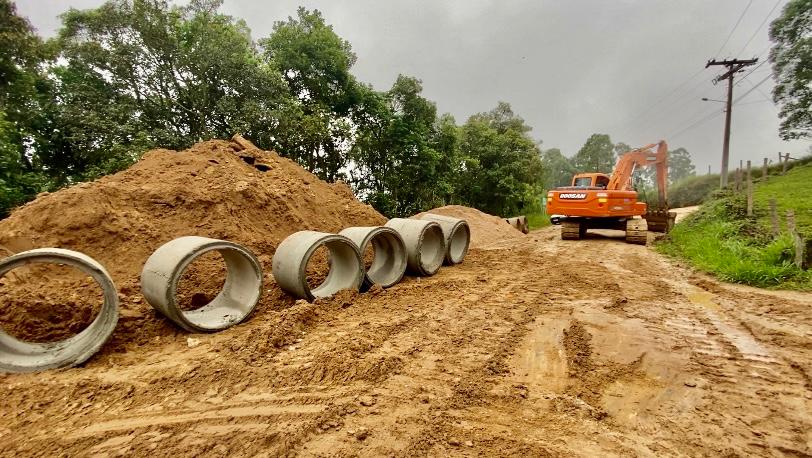 O coordenador da equipe de obras reforça o pedido para que a população compreenda os transtornos causados pela obra, mas que o objetivo é solucionar o problema e trazer segurança a todos que trafegarem pela via. O prefeito de Cocal do Sul, Fernando de Fáveri – que atualmente responde pela Secretaria de Obras - e o vice-prefeito, Erik Pereira Zeferino, fiscalizaram as obras que estão em andamento mesmo com o tempo instável. “A tubulação nova já está pronta para ser colocada; será um trabalho feito com qualidade para que não tenhamos mais esse problema, apesar dos transtornos”, comenta o prefeito. - Divulgação/Prefeitura de Cocal do Sul