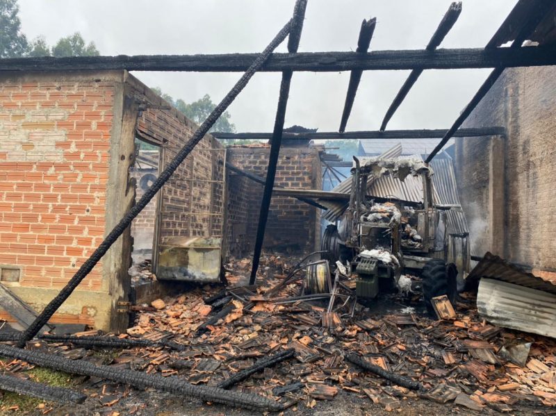 Estufa ficou totalmente destru&iacute;da ap&oacute;s inc&ecirc;ndio em Mafra – Foto: Corpo de Bombeiros Militar/Divulga&ccedil;&atilde;o