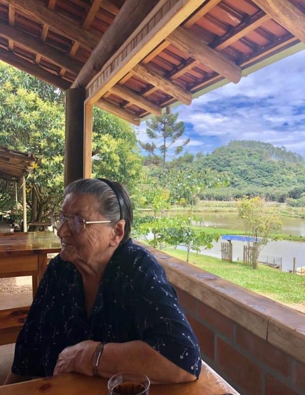 Eul&aacute;lia tem 90 anos e segue cuidando das roupas dos reis magos – Foto: Rosa Dziedicz/Arquivo pessoal