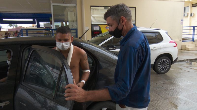 Raimundo Monteiro buscou o filho, Evanio de Souza no Hospital Municipal São José na tarde desta segunda-feira (25) – Foto: Gladionor Ramos/NDTV