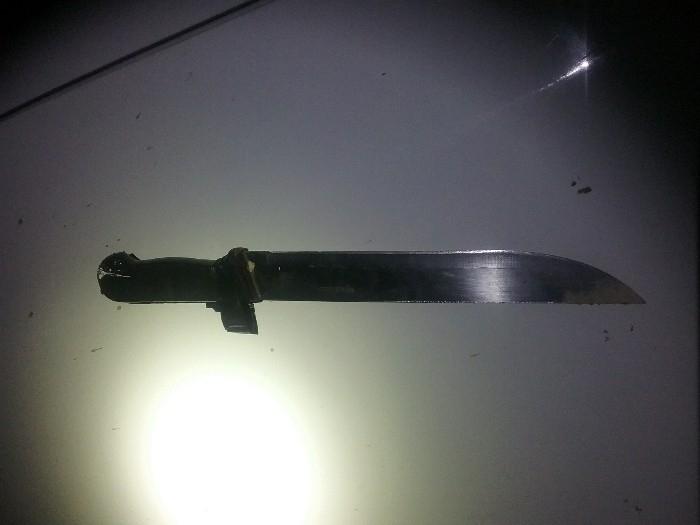 Homem ameaçou matar mulher usando um facão contra o pescoço dela &#8211; Foto: PM/Divulgação
