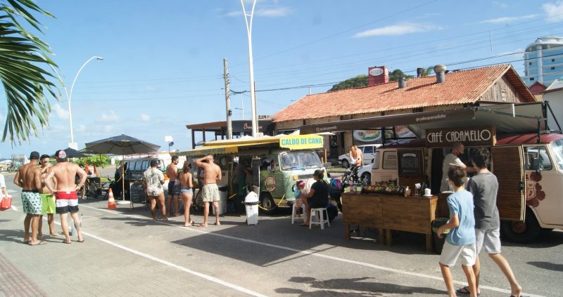 Feira de Rua da Praia Brava reuniu 25 feirantes e comerciantes no &uacute;ltimo domingo (3). – Foto: Daniela Occhialini/AC Brava/Divulga&ccedil;&atilde;o