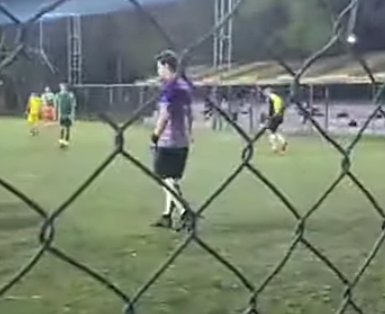 Youtuber foi flagrado jogando uma partida de futebol com amigos – Foto: Reprodu&ccedil;&atilde;o/Redes Sociais