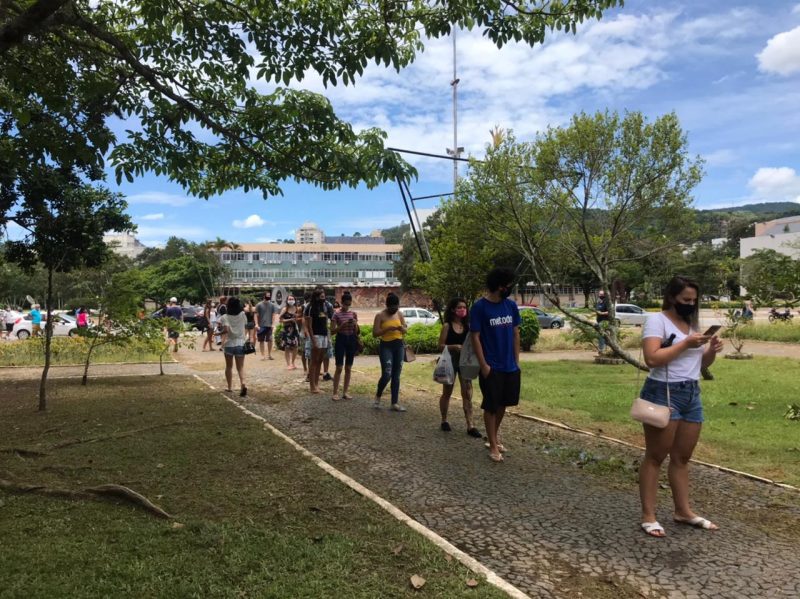 Na UFSC, estudantes foram barrados pois salas já atingido ocupação máxima. Foto registra fila para fazer a prova do Inep