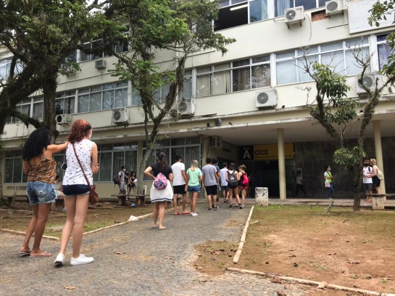 Movimentação intensa de estudantes na UFSC para a prova do Enem – Foto: Bruna Stroisch/ND