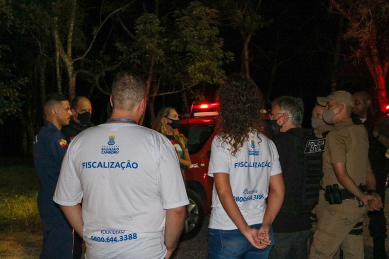 Fiscaliza&ccedil;&atilde;o encerrou uma festa na Praia do Estaleiro. – Foto: Caroline Poerner/SECOM BC/Divulga&ccedil;&atilde;o