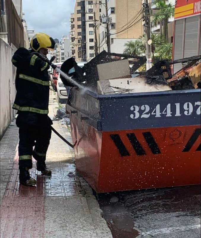 Lixeiras foram incendiadas no Centro de Florian&oacute;polis – Foto: CBMSC/Divulga&ccedil;&atilde;o