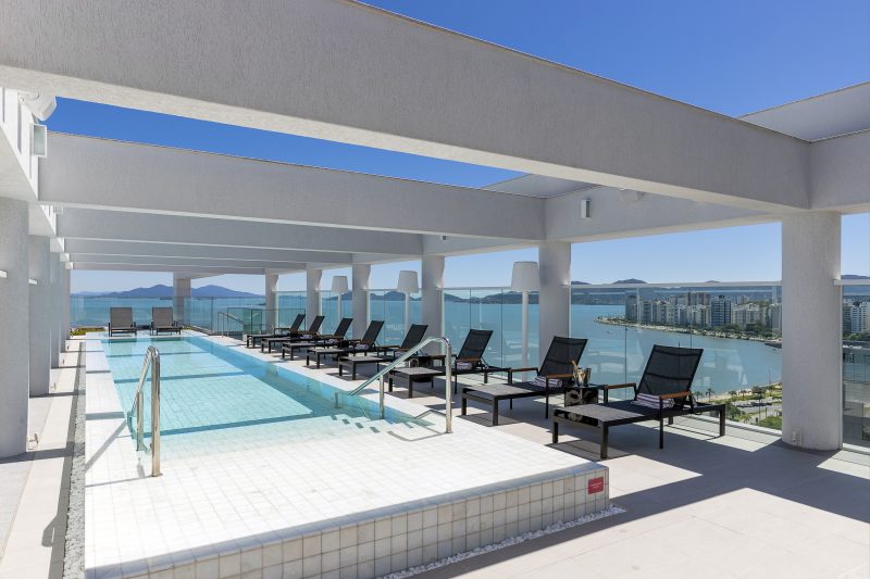 Rooftop com piscina e outros atrativos é um dos destaques da arquitetura – Foto: Fernando Willadino/ND