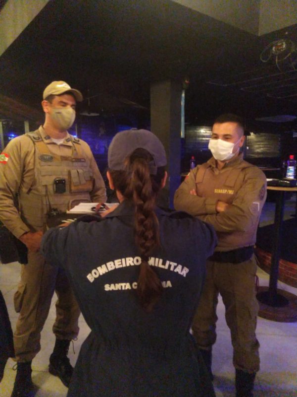 PM, Corpo de Bombeiros e Vigilância Sanitária interditaram casa noturna em Navegantes