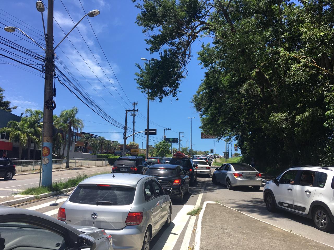 Sábado de sol gera congestionamento rumo às praias de sc