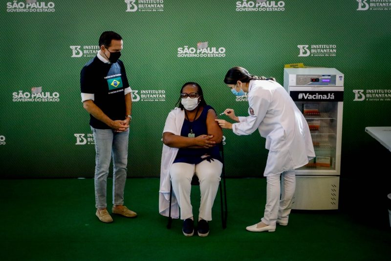 M&ocirc;nica Calazans enfermeira negra, que trabalha no Instituto Em&iacute;lio Ribas de 54 anos, foi a primeira a ser vacinada com a Coronavac no Brasil – Foto: Aloisio Mauricio/Estad&atilde;o Conte&uacute;do/ND