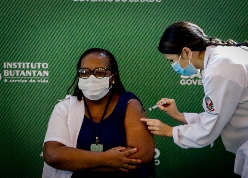 Mônica foi a primeira brasileira a receber a vacina no país – Foto: ESTADÃO CONTEÚDO/ND