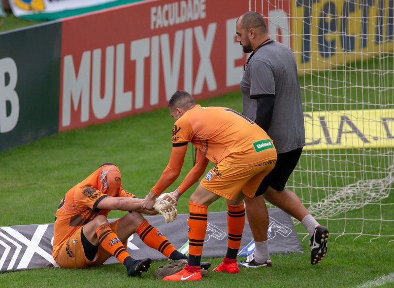 Rodolfo Castro, goleiro do Figueirense, desolado após jogo contra o Juventude; Figueirense depende de terceiros para chegar vivo na última rodada. Foto: Raul Pereira/Fotoarena/Estadão Conteúdo