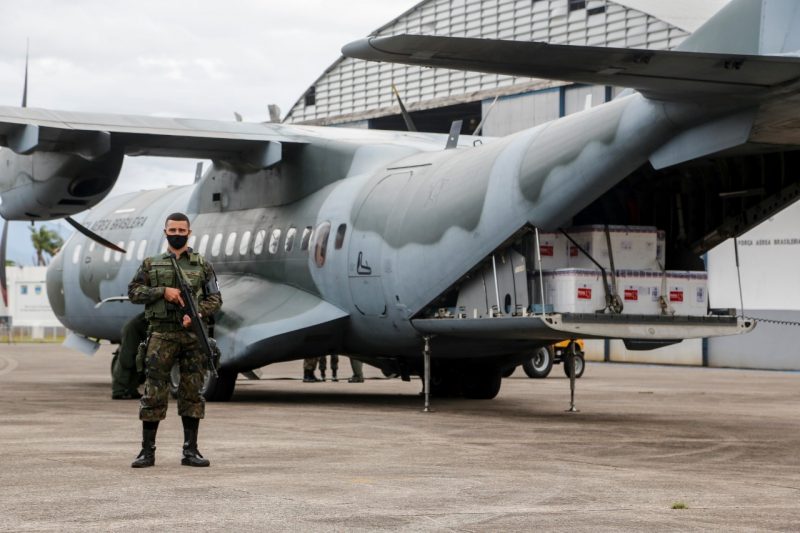 Fundo do avi&atilde;o com a primeira remessa vacinas de para os munic&iacute;pios de SC – Foto: Anderson Coelho/ND
