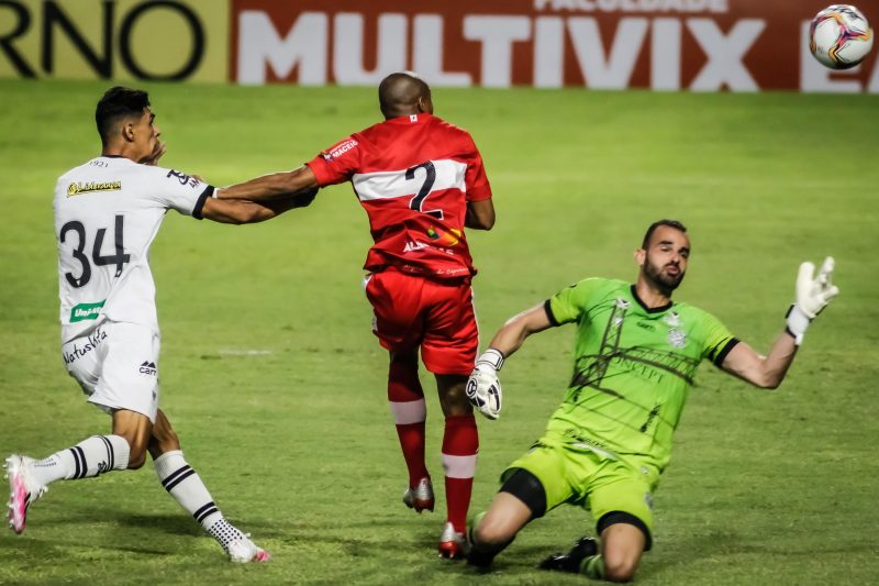 Rodolfo Castro, mesmo tomando cinco gols, foi um dos destaques do jogo – o único do Figueirense. Situação dramática do Furacão do Estreito. Foto: Douglas Ara/Futura Press/ND