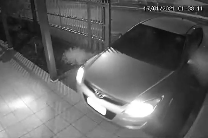 Imagens flagram ladrões invadindo casa e furtando um carro em Blumenau – Foto: Divulgação