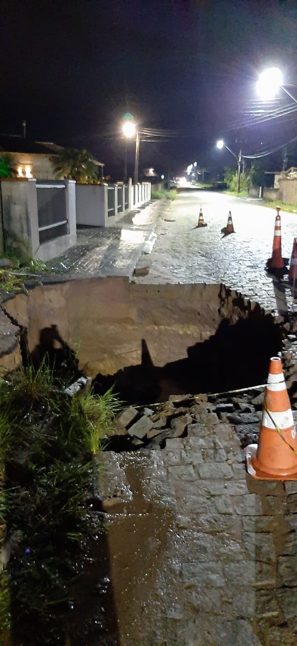 Um buraco abriu no meio da rua no bairro Gaspar Grande, em Gaspar - Defesa Civil Gaspar / Divulgação