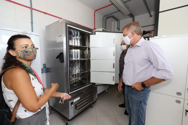 Gean Loureiro visitou os ultrafreezers da UFSC na terça-feira; prefeito revela que plano de imunização já está sendo elaborado desde o começo de dezembro – Foto: Chaiana Muller/PMF