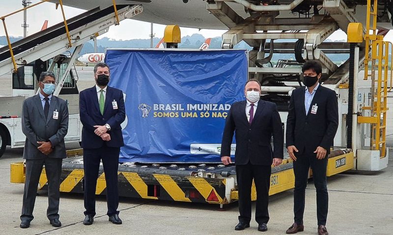 Após os trâmites alfandegários, as vacinas seguirão em aeronave para o Aeroporto Internacional Tom Jobim, no Rio de Janeiro – Foto: Aurélio Pereira/MS/ND