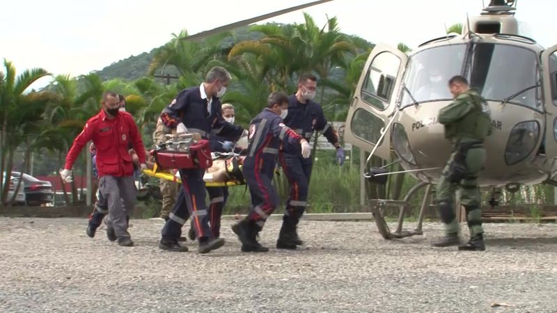 Helicóptero Águia, da Polícia Militar, realizou transporte da vítima até o hospital – Foto: Juliano Masselai/NDTV